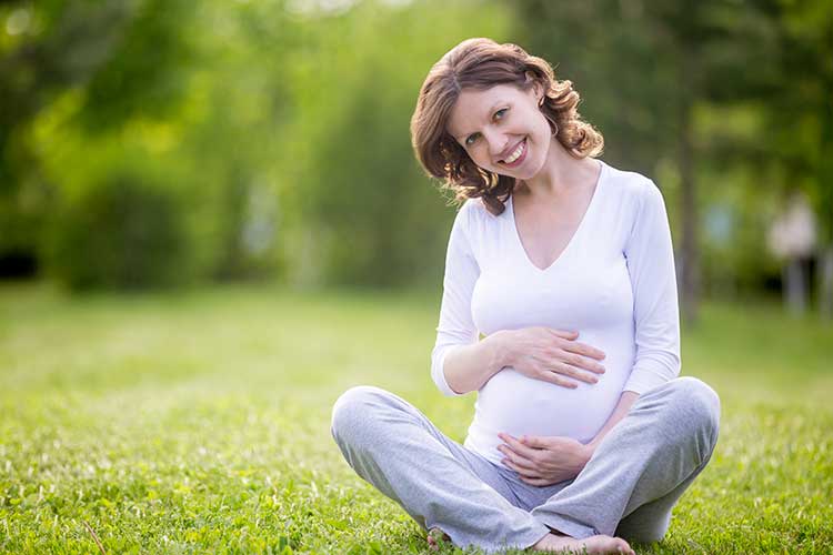 pregnancy after the age of 35 pregnant woman sitting in garden